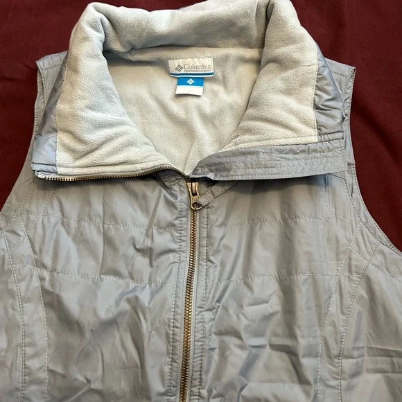 Columbia Light Grey Quilted Vest with Fleece Collar - Picture 3 of 7
